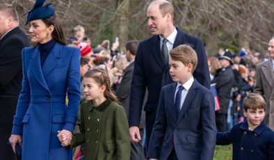 Etrafa gülücükler dağıta dağıta herkese ‘tepeden’ bakıyorlar