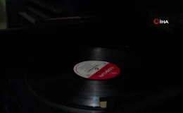 Yıllardır aynı yerde kuşaklar arası bağ kuruyor 6 metrekarelik dükkanda hatıralarını arıyorlar