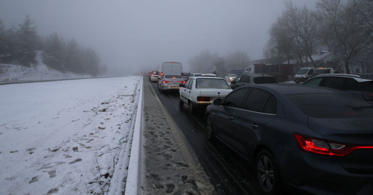 Denizli-Antalya kara yolu kar yağışı nedeniyle tek yönlü kapatıldı