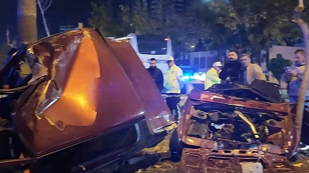 Adana’da feci kazada otomobil ikiye bölündü: 2 ölü!