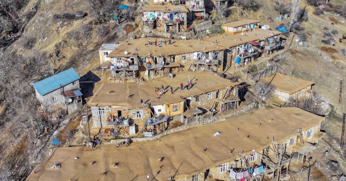 Diyarbakır’da kırsaldaki evlerin toprak damları çocuklar için oyun alanına dönüştü
