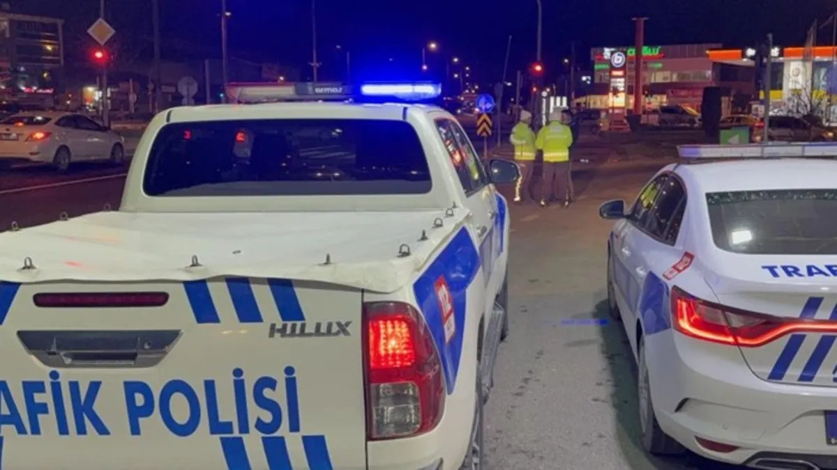 Dur ihtarına uymadı, polis memuruna çarparak kaçtı