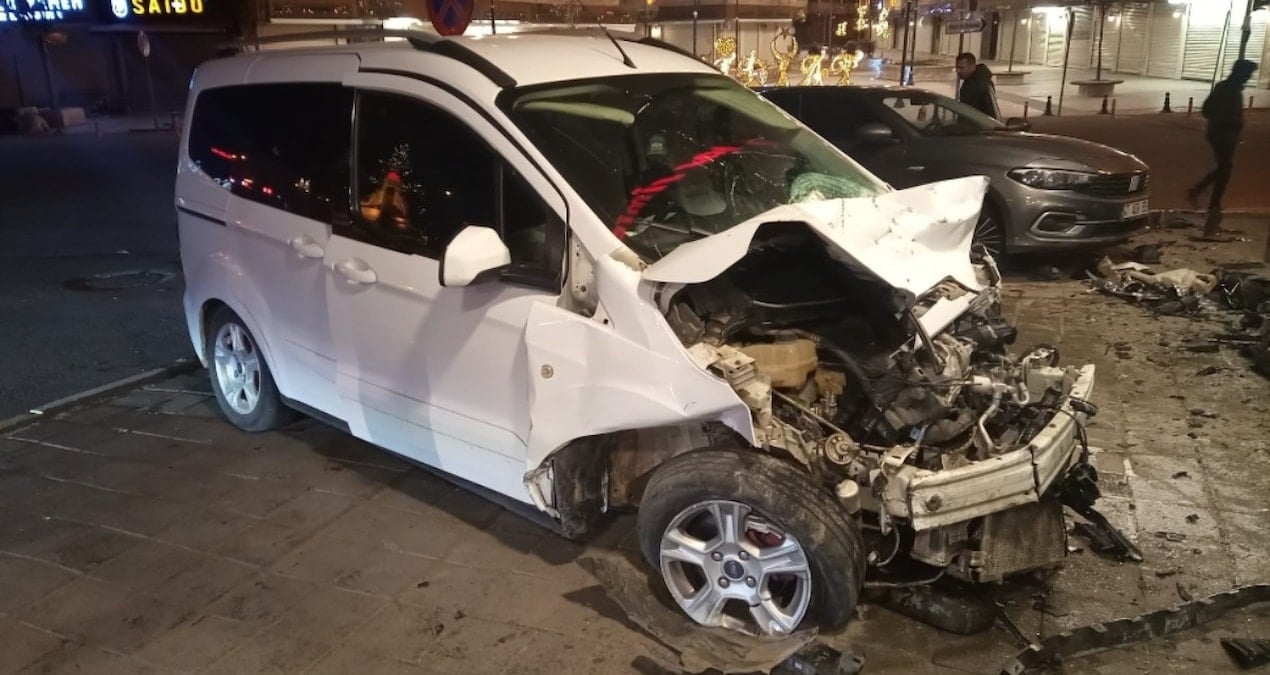Hafif ticari araç otomobile çarptı; yaya son anda kurtuldu