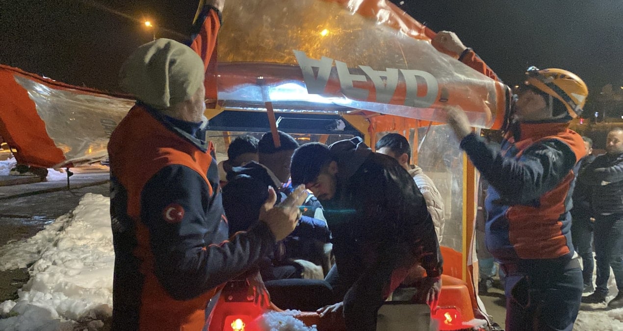 Kayseri’de 4 genç dağda mahsur kaldı! Donmak üzereyken kurtarıldılar